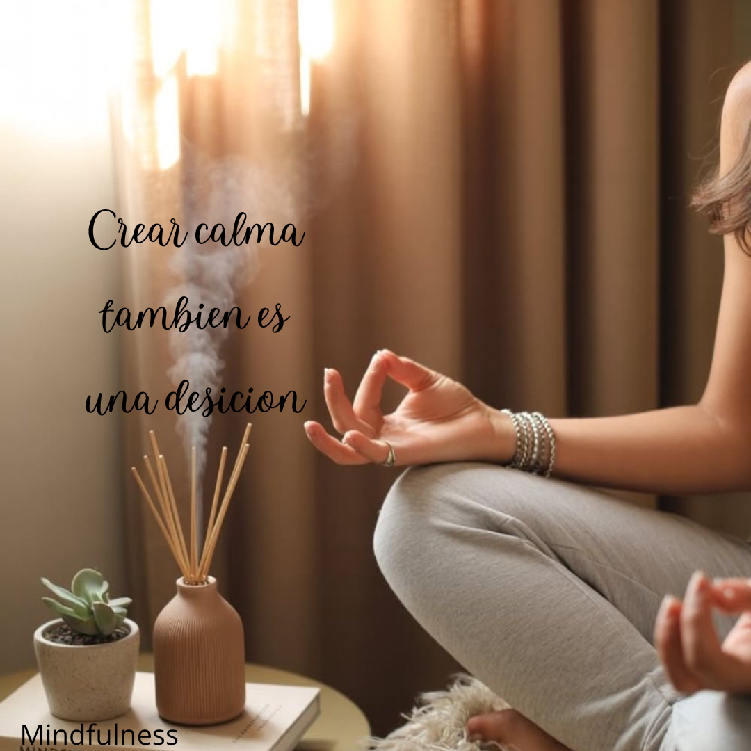 Mujer practicando mindfulness en un espacio cálido y relajante, mensaje sobre crear calma como una decisión consciente.